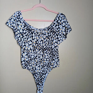 Vibe Daisy print bodysuit. Off the shoulders. Size XL